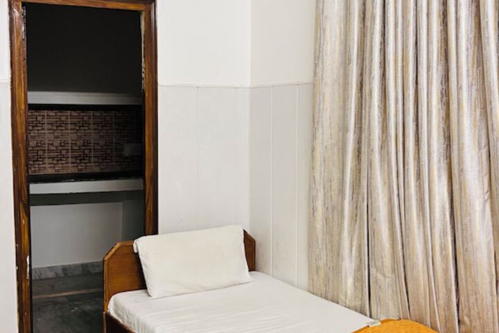 Room 2 of 28
