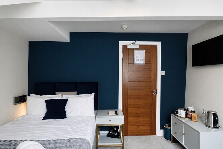 Room 33 of 63