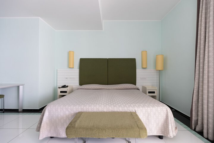 Room 19 of 152