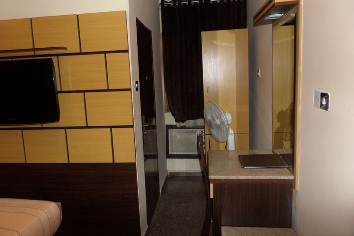 Room 5 of 14