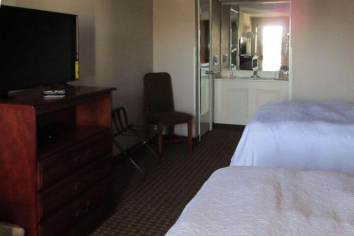 1 Queen Bed (8 of 9)