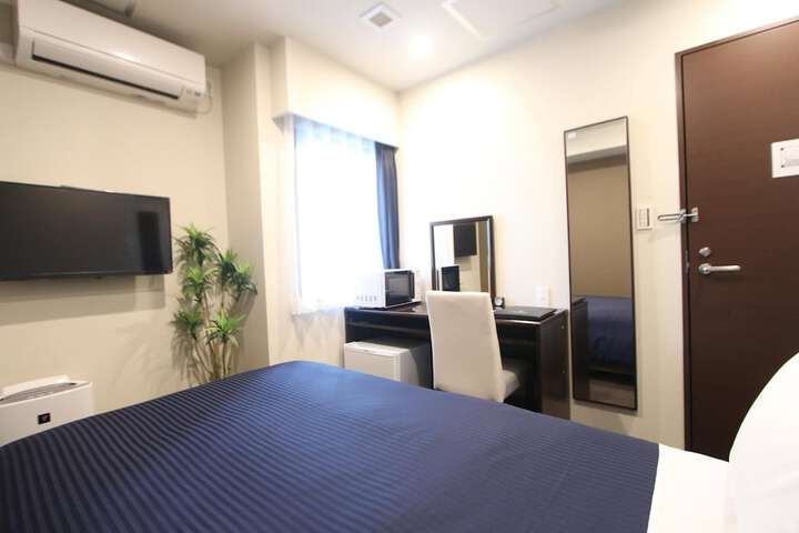 Room 6 of 28