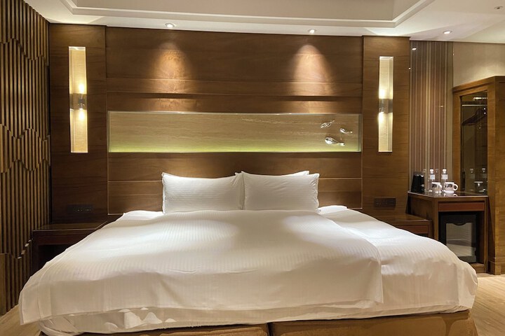 Room 52 of 99
