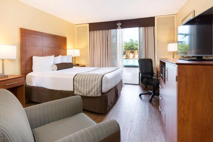 Double Accessible Queen Size Bed (5 of 18)