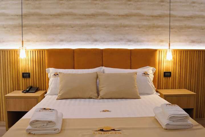 Room 9 of 18