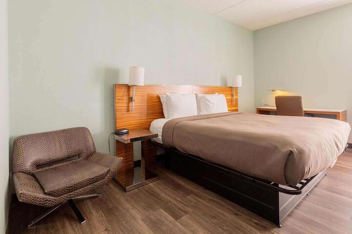 1 King Bed (4 of 15)