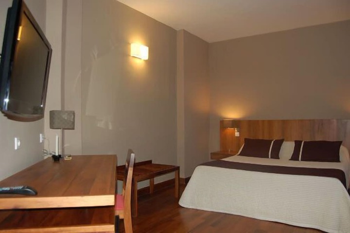 Room 5 of 16