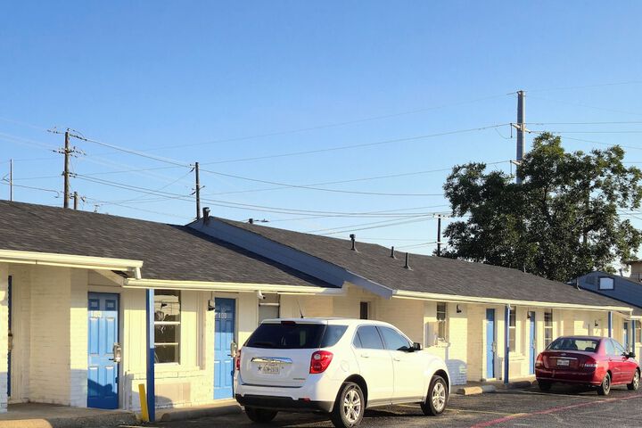 Cole Manor Motel by Oyo Love Field Market Center in Dallas, TX