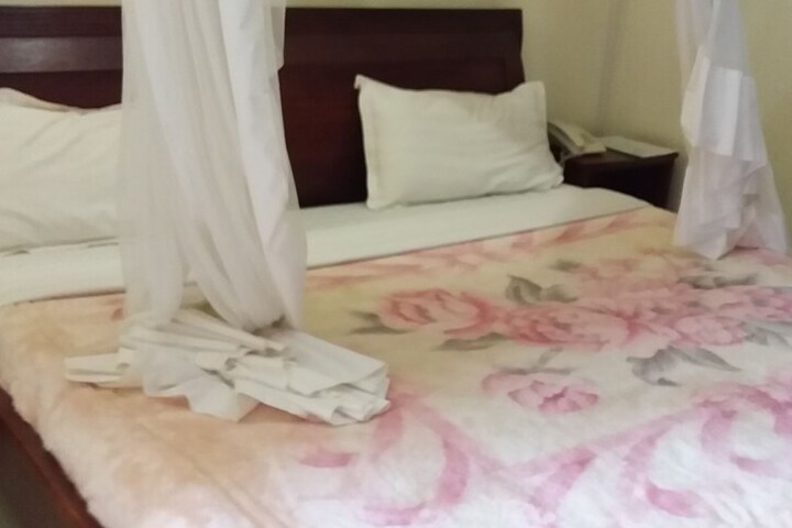 Room 10 of 25