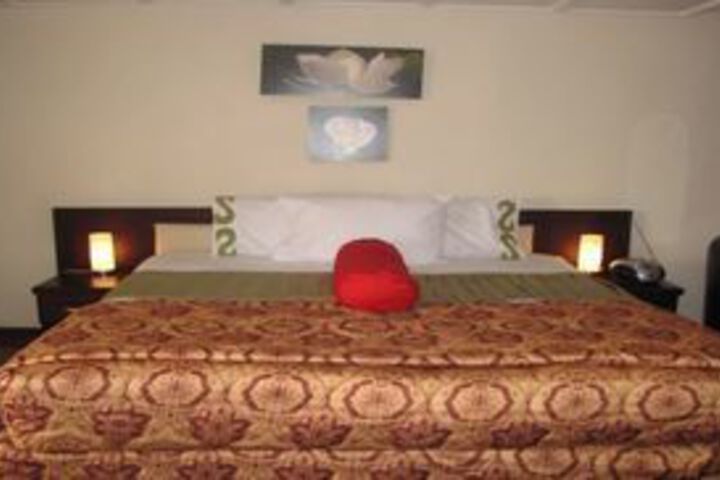 Room 4 of 16
