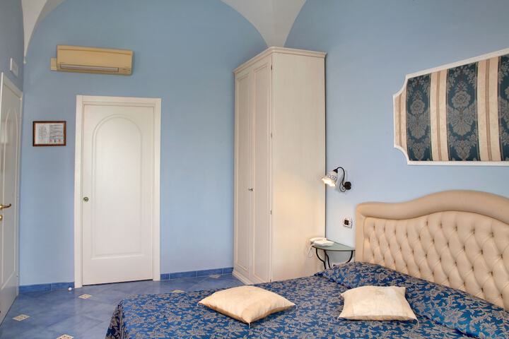 Room 12 of 72