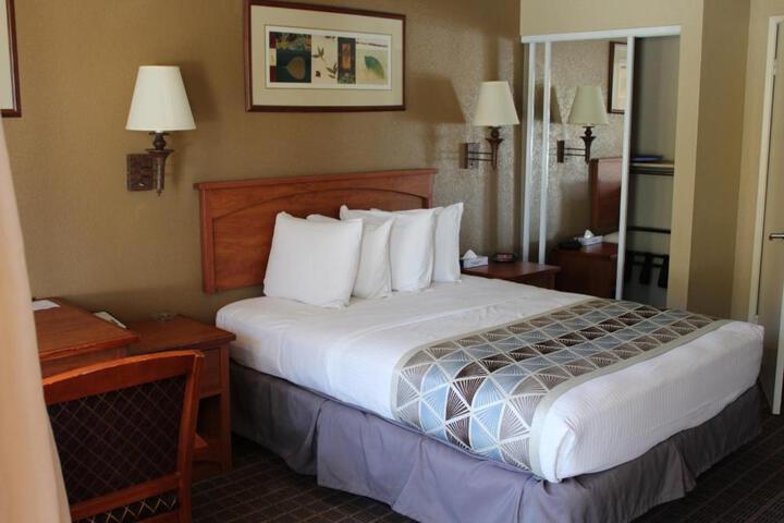 1 Queen Bed (14 of 15)