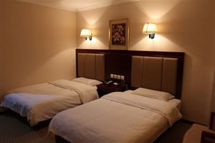Room 6 of 12
