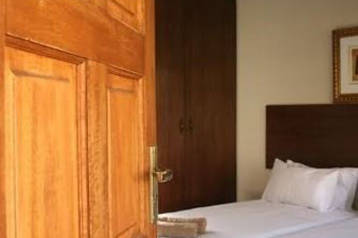 Room 4 of 6