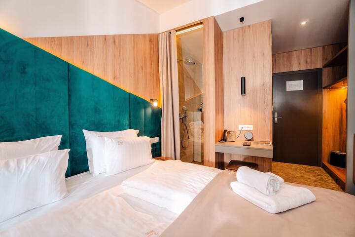 Room 4 of 8