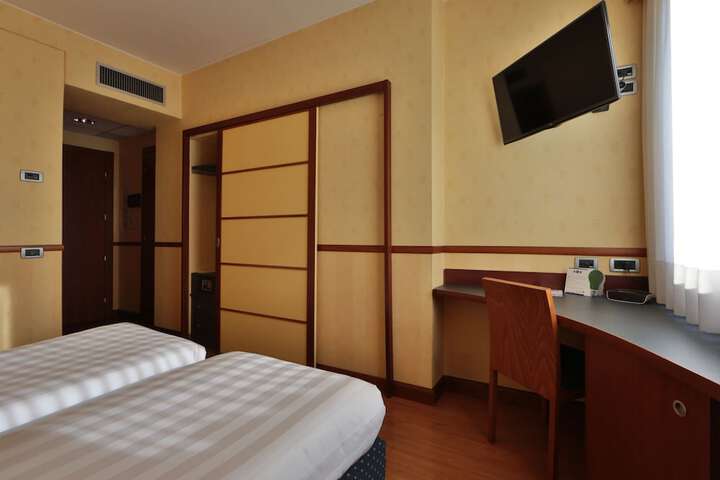 Room 7 of 80