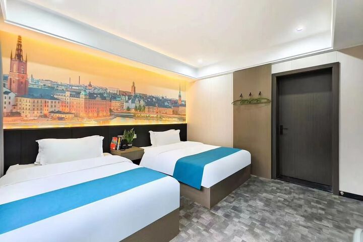 Room 8 of 11