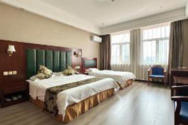 Room 8 of 9