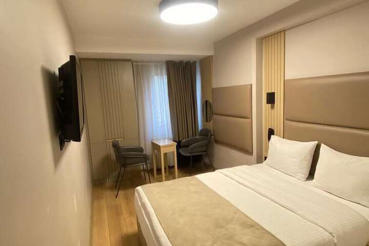 Room 4 of 8