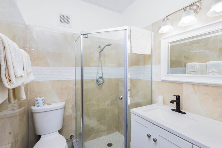 Classic Room with King Bed (6 of 8)