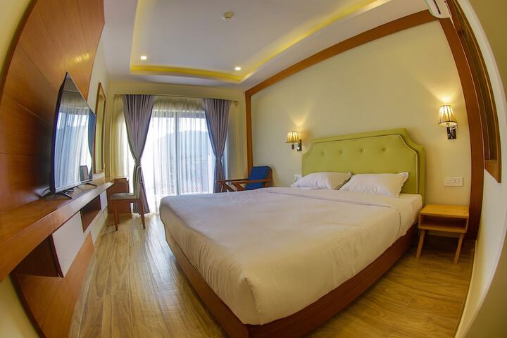 Room 10 of 100