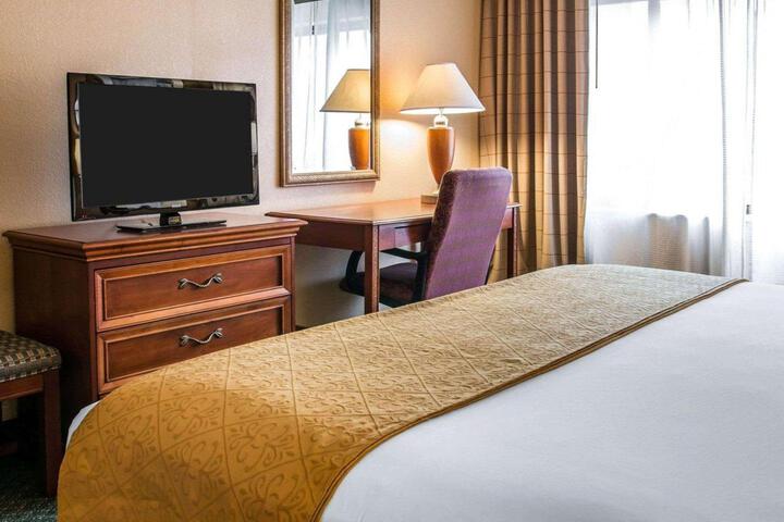 1 King Bed (4 of 5)