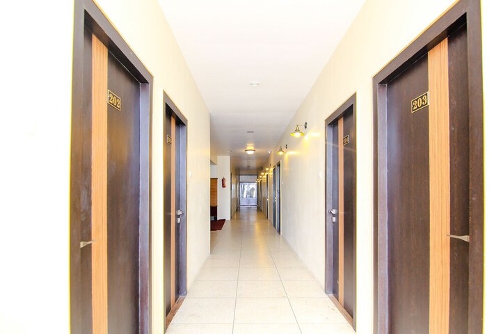 Ballroom/Hall 32 of 34