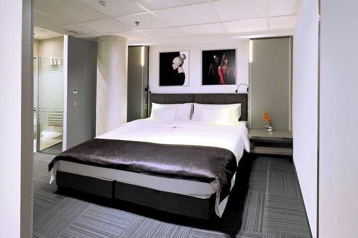 Room 14 of 33