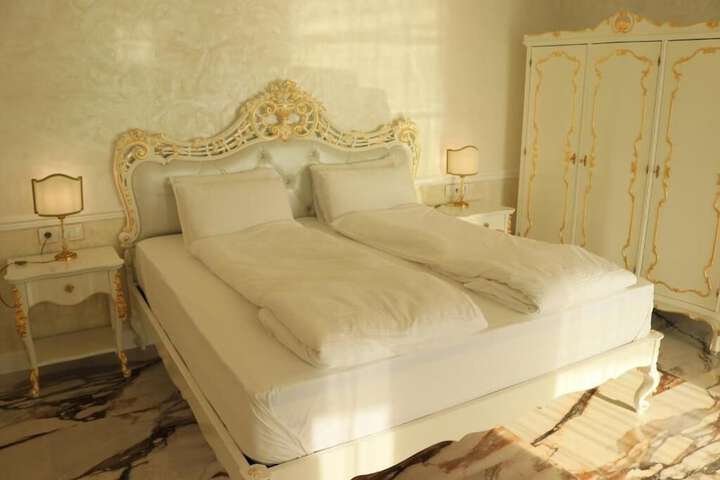 Room 15 of 81