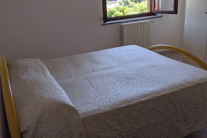 Room 2 of 10