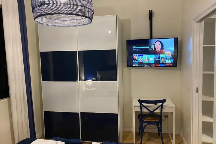 Room 2 of 10