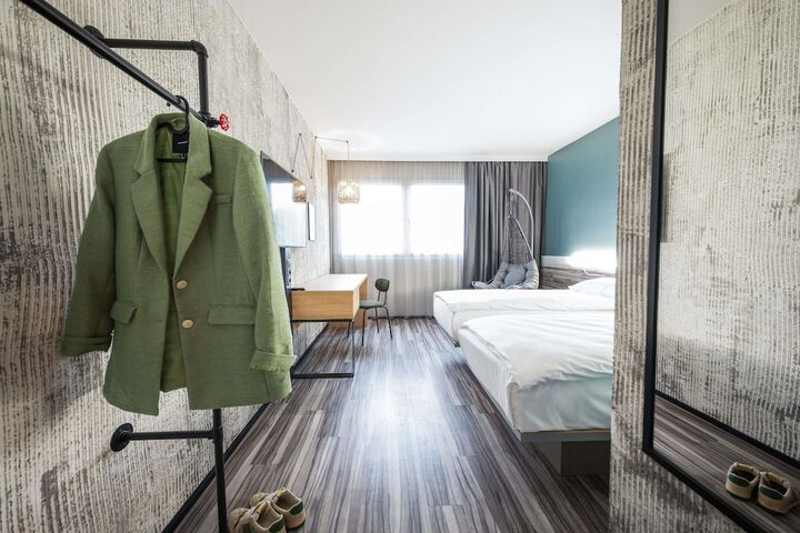Room 34 of 189