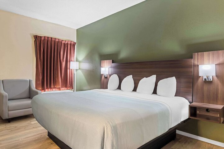 1 King Bed (5 of 14)