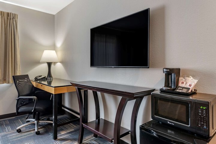 1 Queen Bed Hearing Accessible (2 of 9)