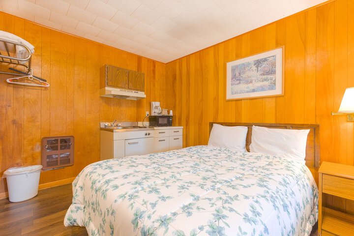 Family 2 Queen Beds Kitchenette (4 of 18)