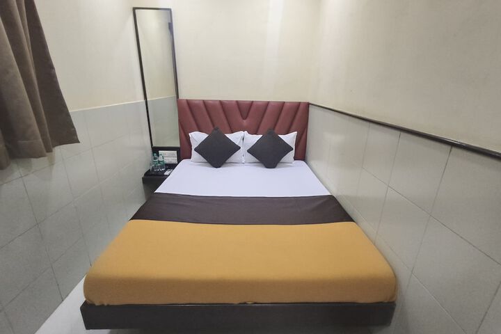 Room 5 of 16