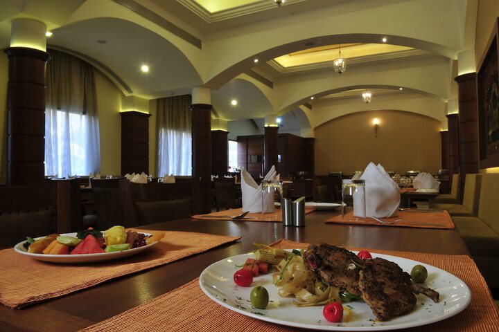 Dining 4 of 7