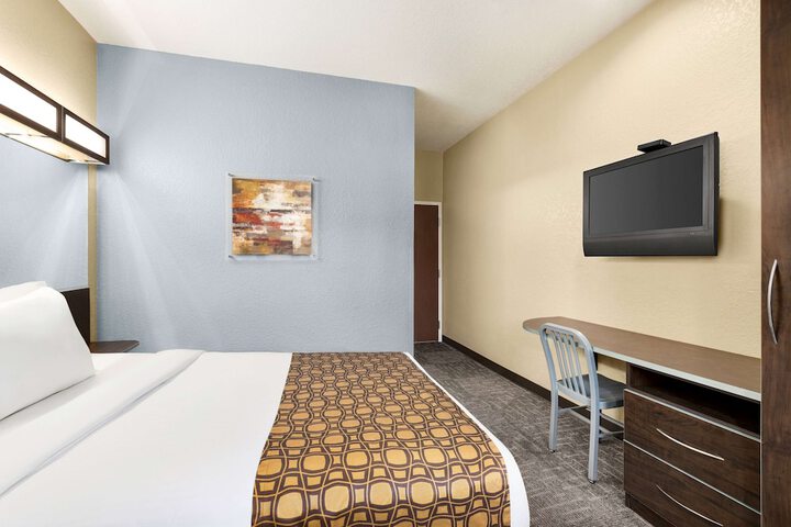 1 Queen Bed (3 of 27)