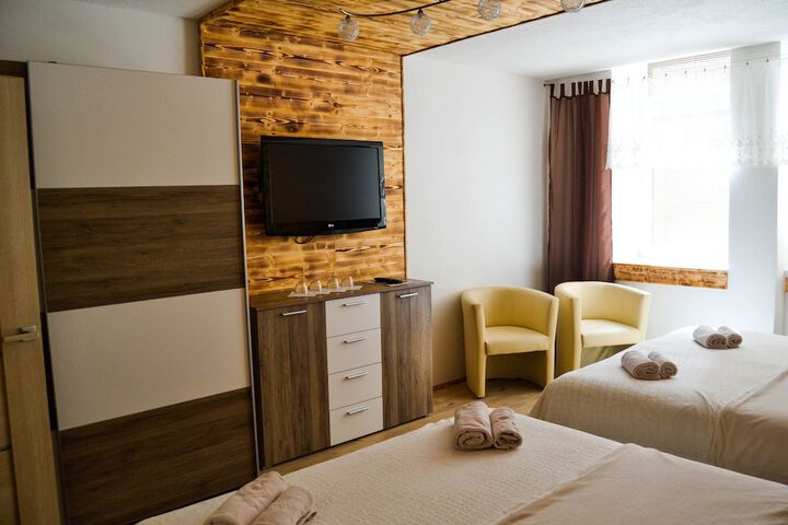 Room 16 of 77