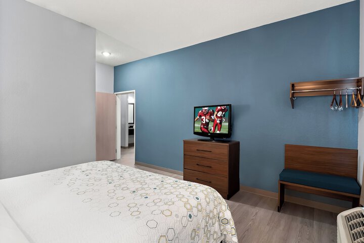 Studio 1 King Bed (2 of 16)