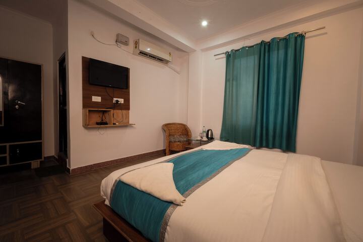 Room 9 of 37