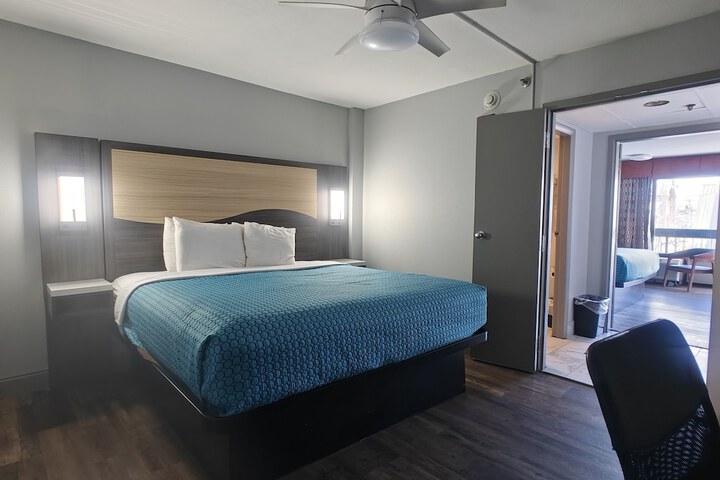 1 King Bed (7 of 30)