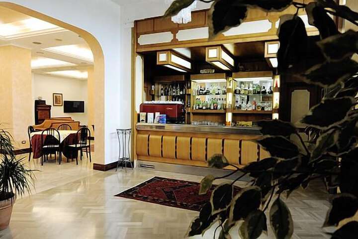 Lounge 43 of 70