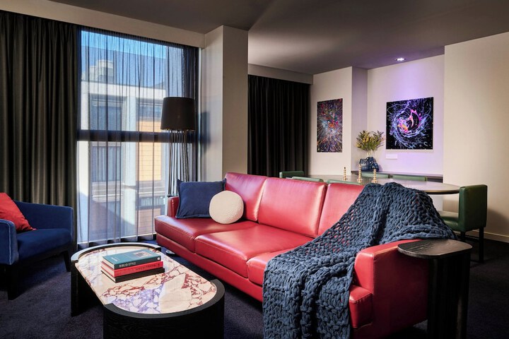 Lounge 49 of 68