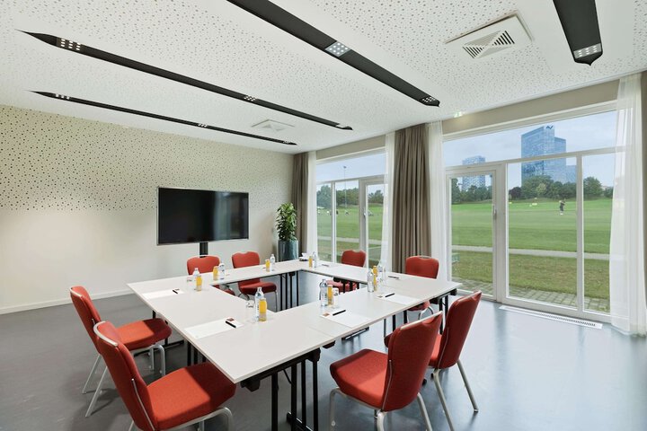 Business Center 70 of 78