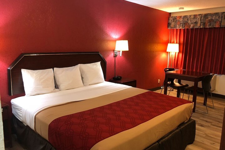 1 King Bed (8 of 8)