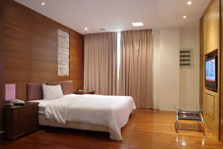 Room 52 of 79