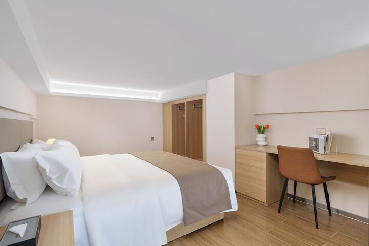 Room 7 of 16