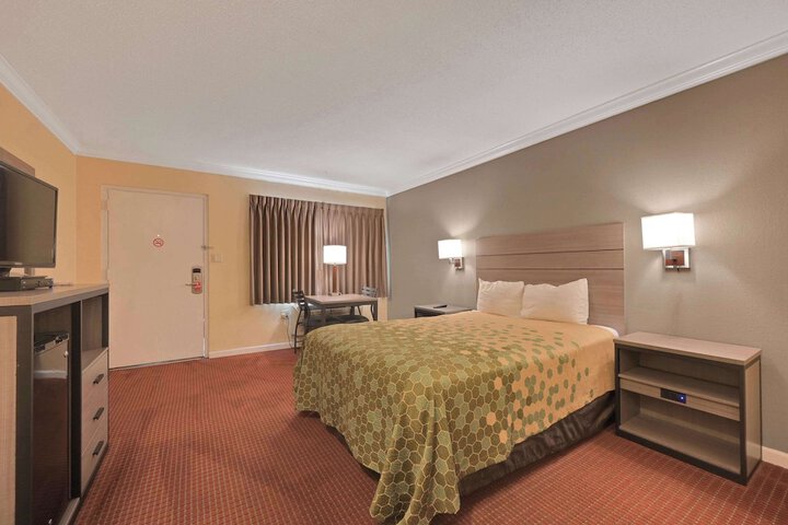 1 Queen Bed (3 of 24)