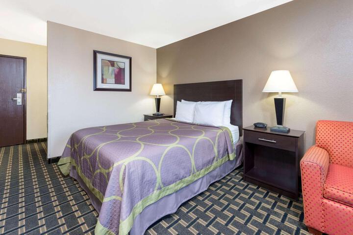 1 Queen Bed (7 of 11)